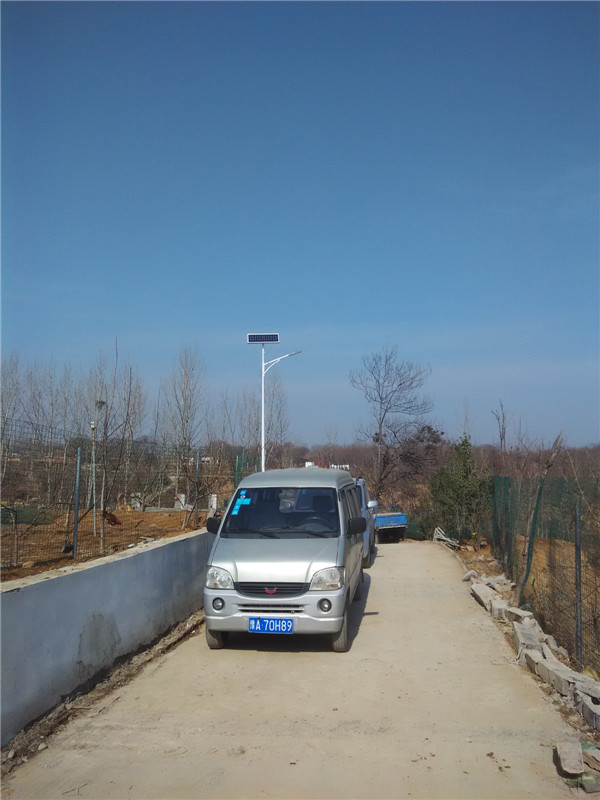 周口路灯，这是新型直流变频周口太阳能路灯的实物图片