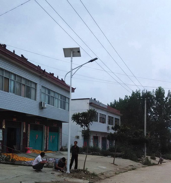 三门峡太阳能路灯在新农村的示范，当地说还是光之华太阳能路灯厉害，一直没有坏的，老王说